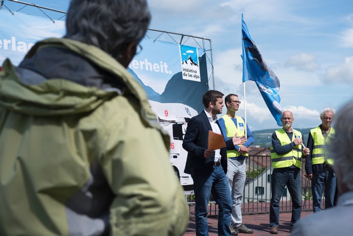 Kontrolliert die Lastwagen, schützt die Alpen!
Aufruf an Doris Leuthard.