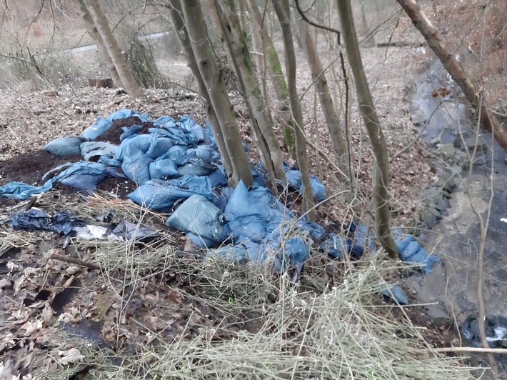 POL-SI: Reste einer Cannabisplantage unter Autobahnbrücke entdeckt -#polsiwi