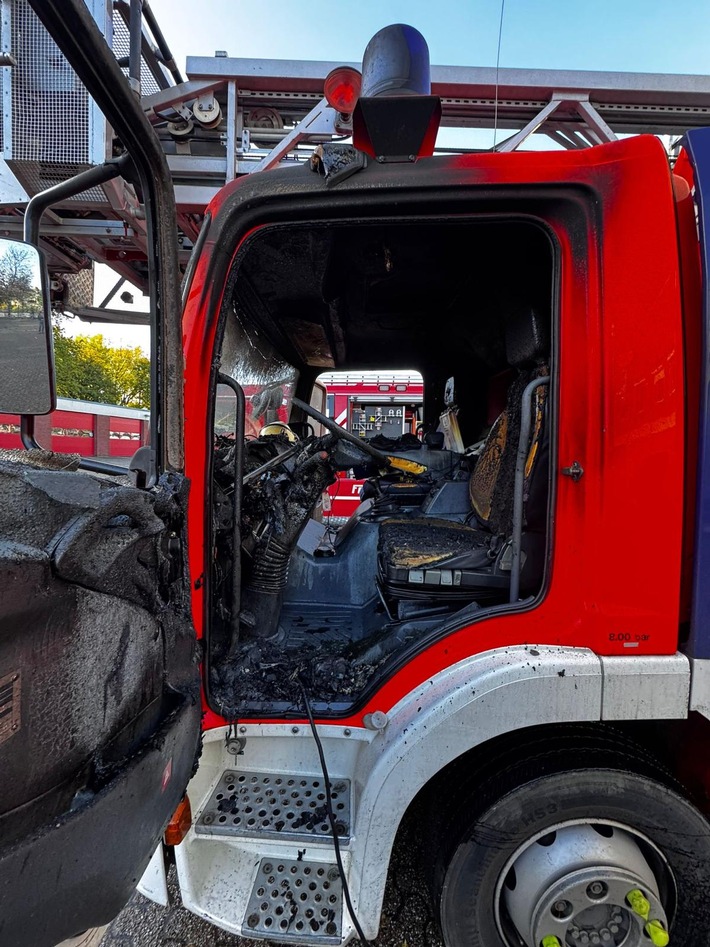 FW Datteln: Drehleiter brennt in der Fahrzeughalle