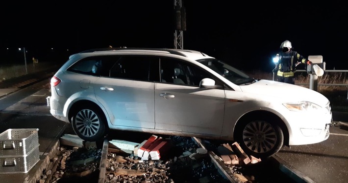 BPOL-HRO: Zwei Fahrzeuge am gesperrten Bahnübergang aus dem Gleisbett geborgen