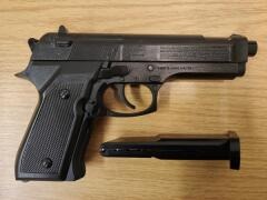BPOL-FL: Handewitt - Bundespolizei stellt drei nichtversicherte Fahrzeuge fest; Pistole im Fußraum