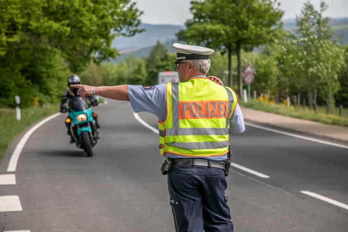 POL-AC: Verkehrskontrollen in der Eifel - Viele Ordnungswidrigkeiten und Fahrverbote