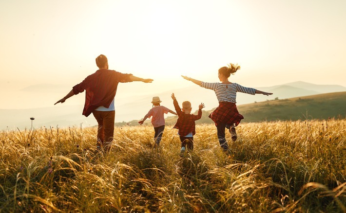 Glückliche Familie: Mutter, Vater, Sohn und Tochter in der Natur bei Sonnenuntergang / Weiterer Text über ots und www.presseportal.de/nr/71182 / Die Verwendung dieses Bildes für redaktionelle Zwecke ist unter Beachtung aller mitgeteilten Nutzungsbedingungen zulässig und dann auch honorarfrei. Veröffentlichung ausschließlich mit Bildrechte-Hinweis.