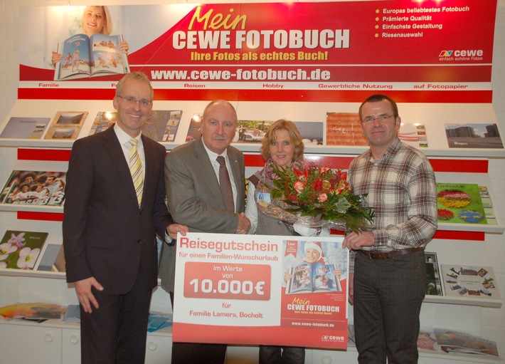 Großes Gewinnspiel "Familienwunschurlaub" beendet / CEWE FOTOBUCH schickt drei Familien in ihren Wunschurlaub