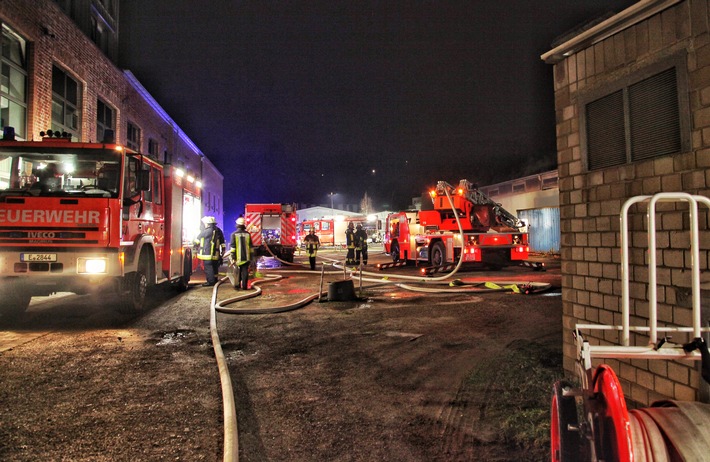 FW-E: Feuer in Werkstatt eines Steinmetzbetriebes in Essen-Kupferdreh