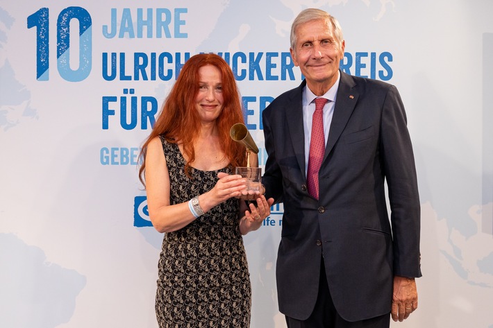 Ulrich Wickert Preis für Kinderrechte zum zehnten Mal in Berlin verliehen / Stifter Ulrich Wickert und seine Jury würdigen herausragende Medienbeiträge