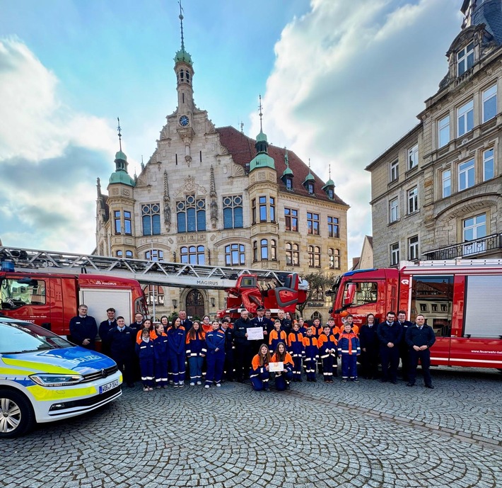 POL-WOB: Spendenübergabe an die Kinder- und Jugendfeuerwehren der Stadt Helmstedt