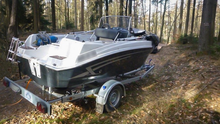 POL-WE: Ein Boot im Wald - von Rosbach nach Neu-Anspach ohne Wasser unterm Kiel ++ Auffahrunfall auf der A5