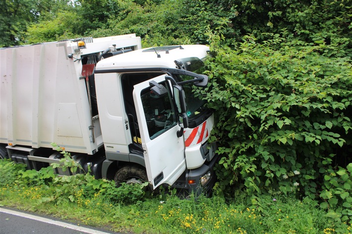 POL-RBK: Wermelskirchen - Lkw-Fahrer verliert während der Fahrt das Bewusstsein - Beifahrer greift ein