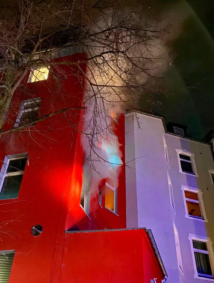 FW-DO: 11.12.2020 - FEUER IN DORTMUND MITTE-WEST Zimmerbrand in einem Mehrfamilienhaus