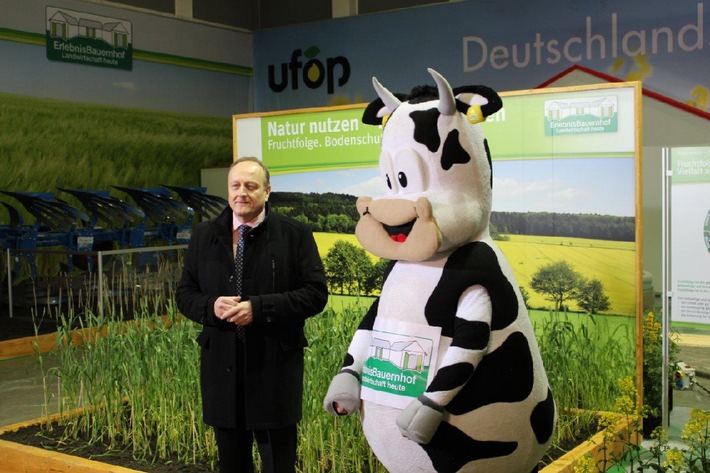 Innovation und Tradition - Landwirtschaft verbindet - Unter diesem Motto präsentierte Joachim Rukwied die Höhepunkte des ErlebnisBauernhofes 2014