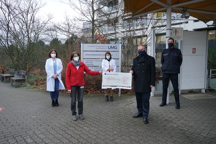 POL-GOE: Spende im neuen Jahr - Polizeidirektion Göttingen übergibt 1500 Euro an das Kinderpalliativzentrum Göttingen (FOTO)