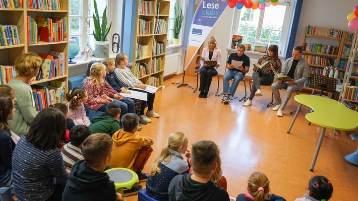 Pressemeldung: Leseförderung in Leipzig - Clara-Wieck-Grundschule eröffnet mit Porsche und Tatortkommissar Richy Müller neuen Leseclub