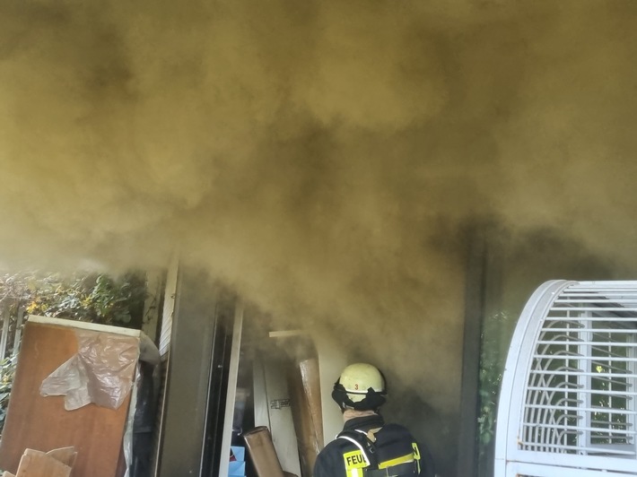 FW-BN: Kräftezehrender Einsatz bei Brand in Souterrainwohnung
