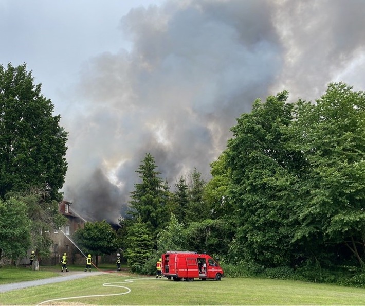 POL-HM: Brand einer Scheune sowie eines angrenzenden Wohnhauses in Hessisch Oldendorf