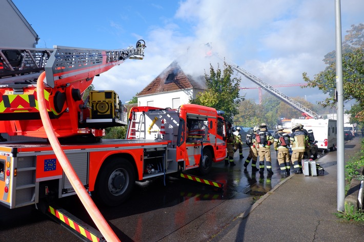FW Stuttgart: Dachstuhlbrand in leerstehendem Gebäude in Stuttgart-Weilimdorf
