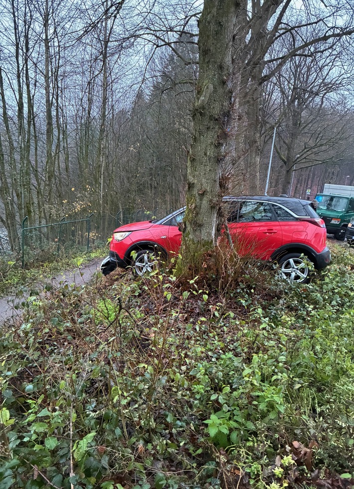 FW-RS: PKW droht in Eschbachtalsperre zu stürzen