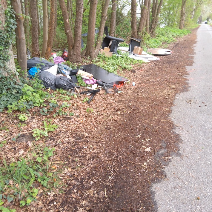 POL-SE: Halstenbek - Diverser Müll illegal an einer Grünanlage entsorgt - Polizei sucht Zeugen