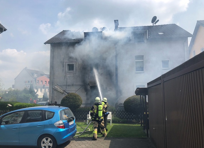 POL-UN: Schwerte - Brand eines Mehrfamilienhauses: Zwei Einsatzkräfte der Feuerwehr und ein Bewohner verletzt