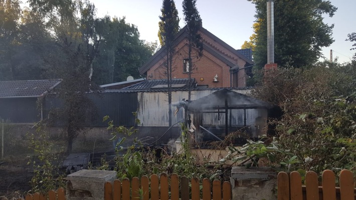 FW-RE: Drei Einsatzstellen in unmittelbarer Umgebung - Brandstiftung wahrscheinlich