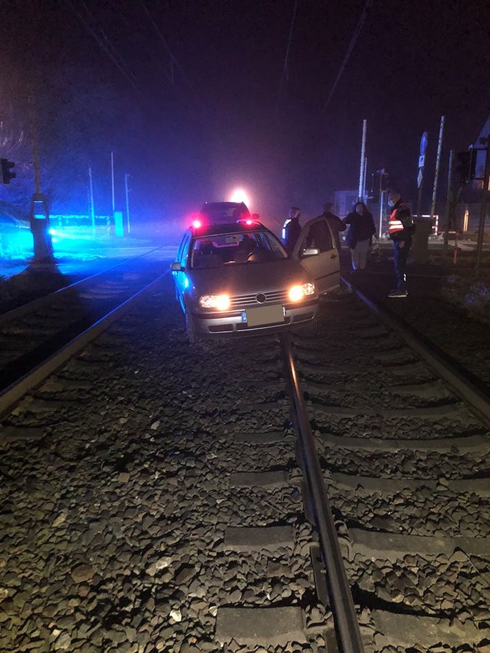 POL-ST: Emsdetten, Autofahrer hängt auf Bahngleisen fest, Polizei lässt Züge stoppen, niemand verletzt