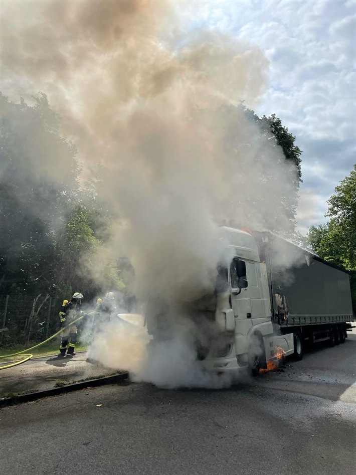 FW-E: Zugmaschine geht in Flammen auf