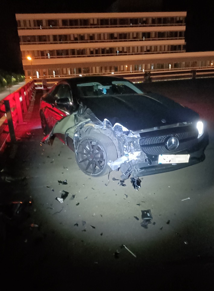 POL-BI: Unfall im Parkhaus - ein Auto mit zwei Fahrern