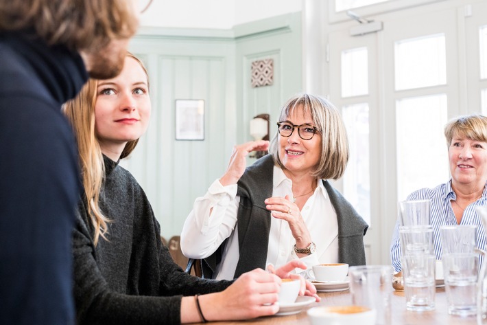 Migros-Kulturprozent und Fachhochschule Nordwestschweiz FHNW organisieren erste nationale Erzählcafé-Tage vom 11. bis 13. Juni 2021 / Lebensgeschichten statt Small Talk