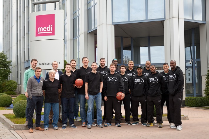 Gut gerüstet in die neue Saison: Die Basketball-Mannschaft medi bayreuth besucht den Hauptsponsor (FOTO)