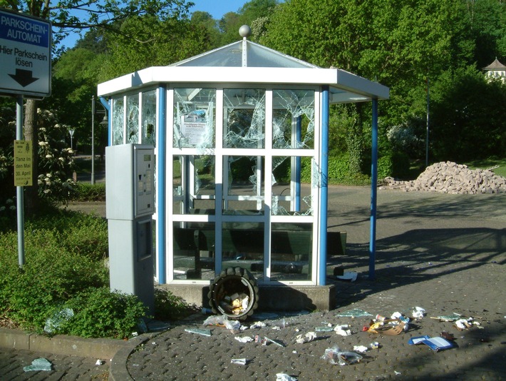 POL-HOL: Vandalismus in Bodenwerder - Große Straße: Glaspavillion erheblich beschädigt - Polizei sucht Zeugen dieser Sachbeschädigung -