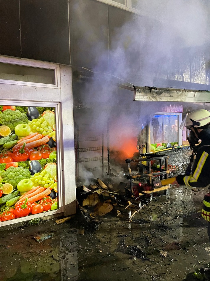 FW Horn-Bad Meinberg: Gemeldeter Wohnungsbrand - Feuer zerstört Geschäftsräume