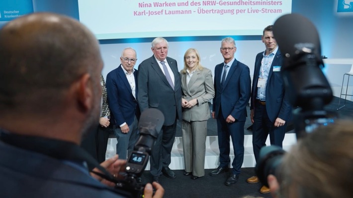 Bundesministerin Warken auf der MEDICA 2025