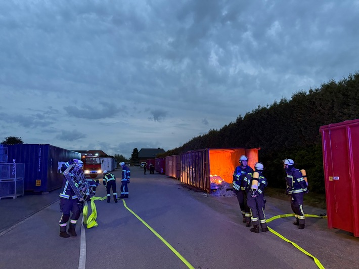 FW-WRN: Brennender Seefrachtcontainer im Gewerbegebiet Baaken