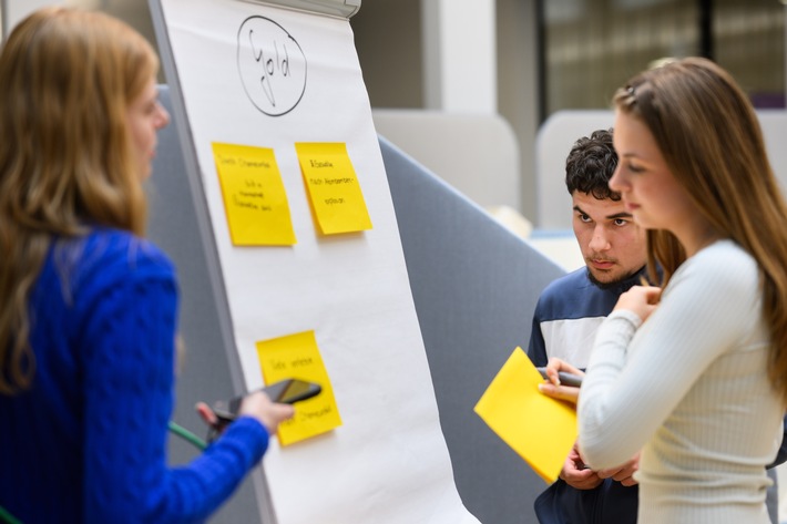 Deutscher Lehrerverband und #UseTheNews starten Partnerschaft für Medien- und Demokratiebildung / Weiterer Text über ots und www.presseportal.de/nr/168022 / Die Verwendung dieses Bildes für redaktionelle Zwecke ist unter Beachtung aller mitgeteilten Nutzungsbedingungen zulässig und dann auch honorarfrei. Veröffentlichung ausschließlich mit Bildrechte-Hinweis.