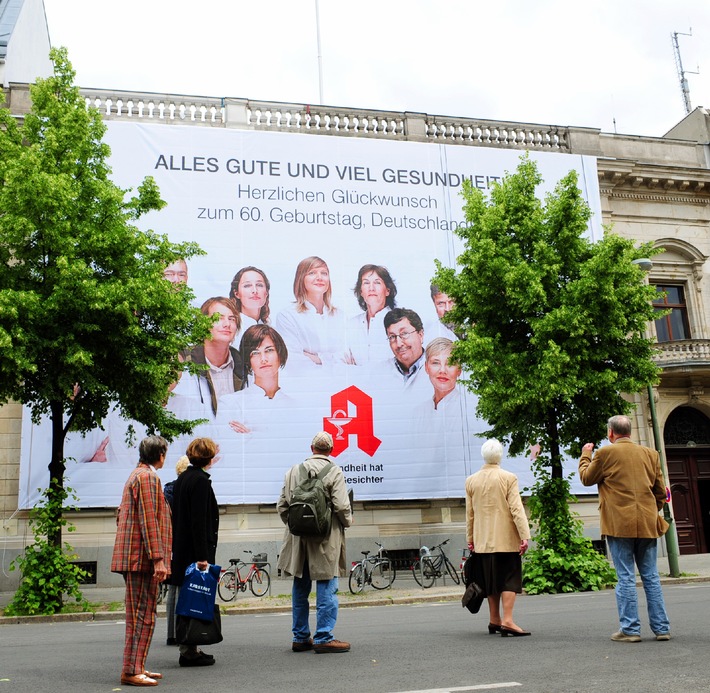 Größte Glückwunschkarte zum 60. der Bundesrepublik hängt in Berlin / Apotheker gratulieren: &quot;Gesundheit hat viele Gesichter&quot;
