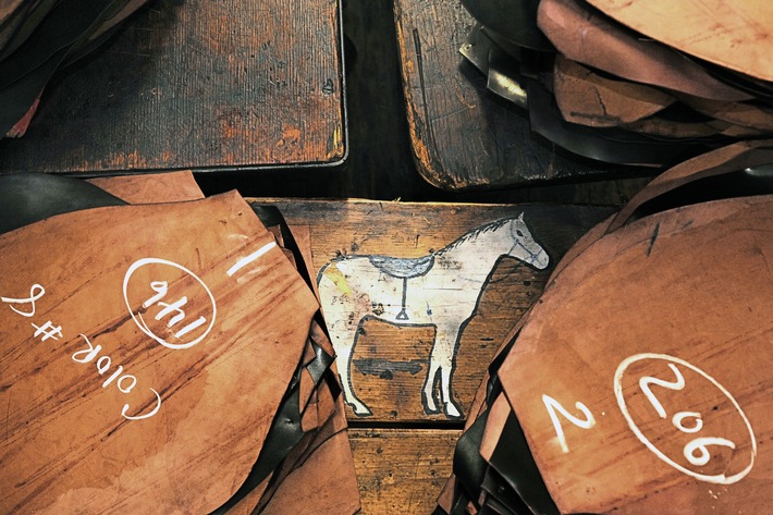 Leder aus der Horween Leather Company in Chicago. Von hier stammt das beste Pferdeleder der Welt: Genuine Shell Cordovan. Der Uhrenhersteller NOMOS Glashütte nutzt es exklusiv für seine Bänder (FOTO)