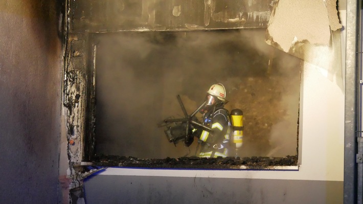 FW Celle: Zimmerbrand in voller Ausdehnung, drohender Flammenüberschlag ins Obergeschoss, 15 betroffene Personen - Feuerwehr und Rettungsdienst waren am Mittwochabend im Einsatz!