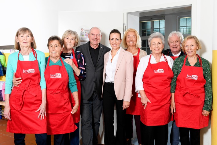 PM_Dezember 2022_brotZeit-Vorstand Margarethe Schlemmer und Hans-Jürgen Engler (Mitte) beglückwü.jpg