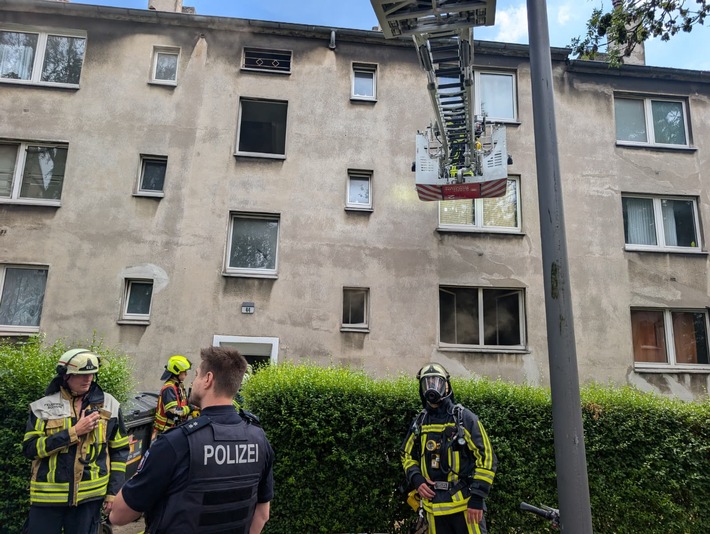 FW-BO: Feuerwehr Bochum rettet Person aus brennender Wohnung - Person verstirbt trotz sofortiger Reanimationsmaßnahmen