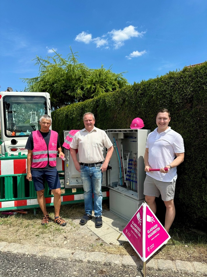 Pforzen: Erster Bürgermeister Herbert Hofer besucht Glasfaser-Baustelle der Telekom