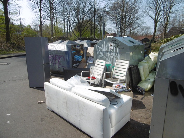 POL-SE: Pinneberg - Abfallablagerung auf P&amp;R Parkplatz