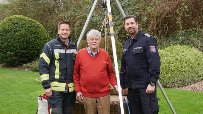 FW Celle: "Danke" nach Rettung aus Brunnen - Feuerwehr rät zur Vorsicht!