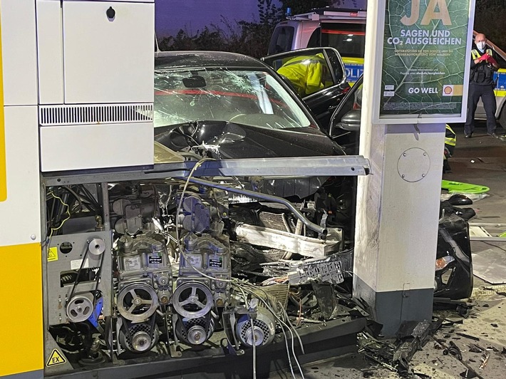 FW-BO: Vier Schwerverletzte, Auto fährt in die Tankstelle auf der A 40