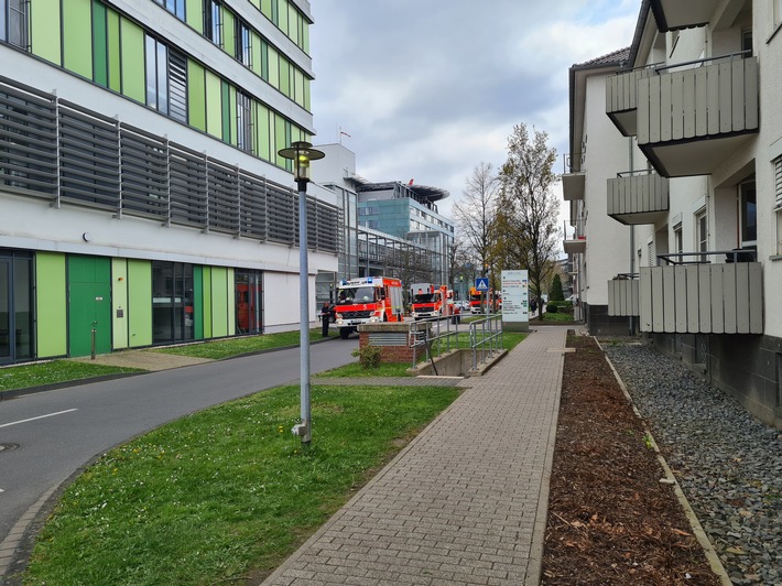 FW-BN: Gasgeruch in Klinikgebäude