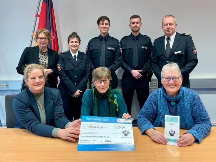 POL-AK NI: Studierende der Polizeiakademie Niedersachsen übergeben 15.000 Euro für gemeinnützige Zwecke
