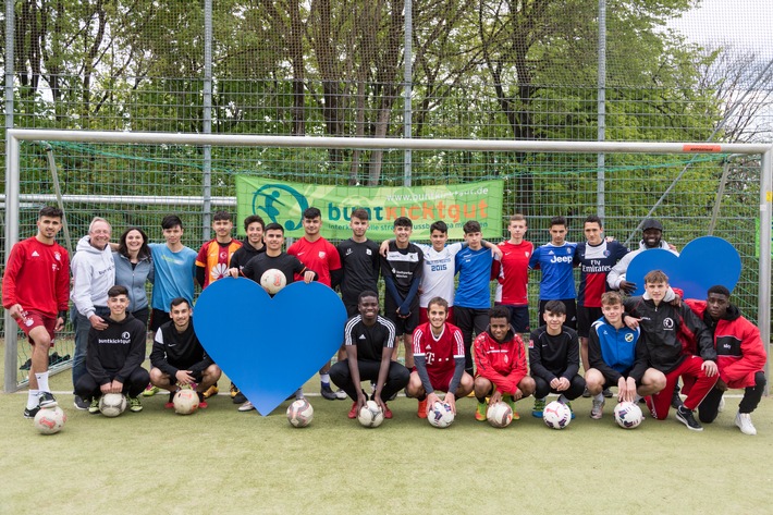 CHECK24.de fördert buntkicktgut - die "interkulturelle straßenfußball-liga münchen"