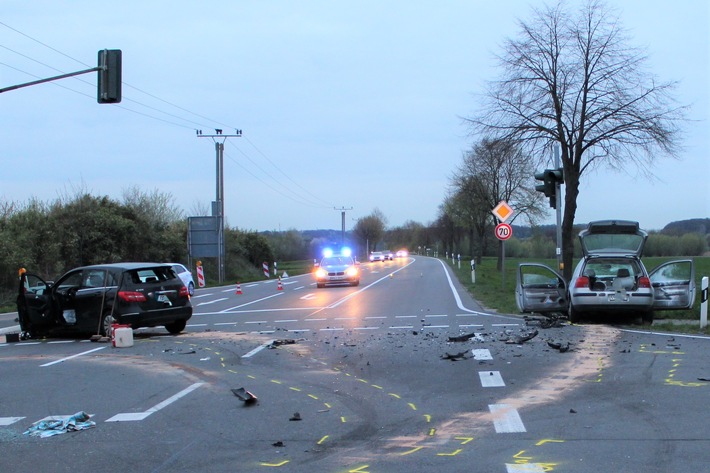 POL-VIE: Nettetal-Lobberich: Verkehrsunfall fordert zwei Verletzte