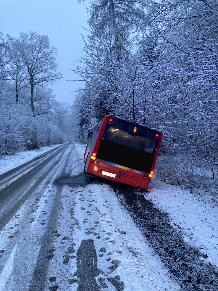 POL-PB: Verkehrsunfälle auf schneeglatten Straßen im Südkreis / Lkw-Fahrer verunglückt beim Schneekehren