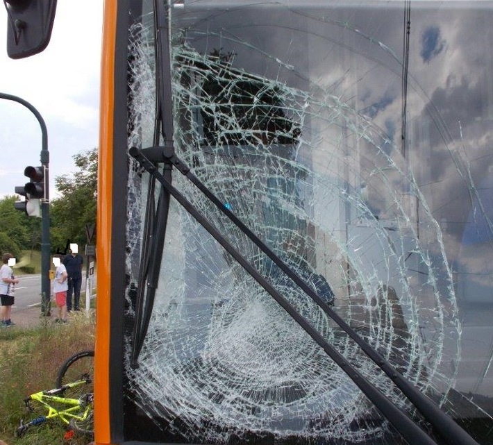 POL-PDNW: Radfahrer schwer verletzt