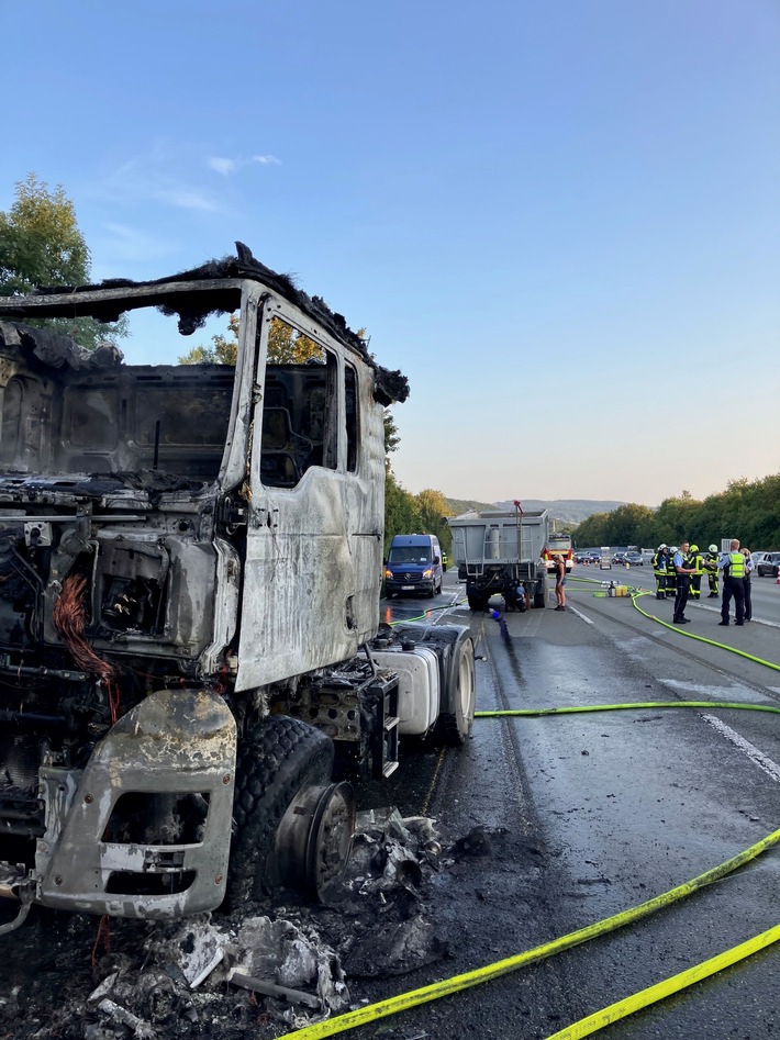 FW-EN: Lkw-Zugmaschine auf der A1 in Vollbrand - Fahrer verhindert Schlimmeres